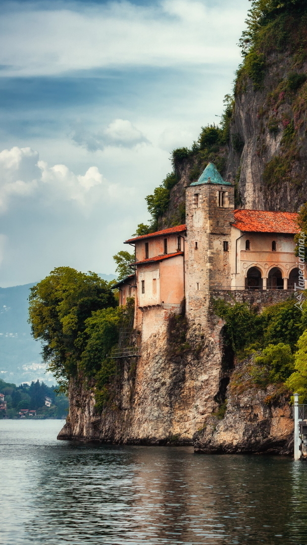 Klasztor Santa Caterina del Sasso na skałach nad jeziorem