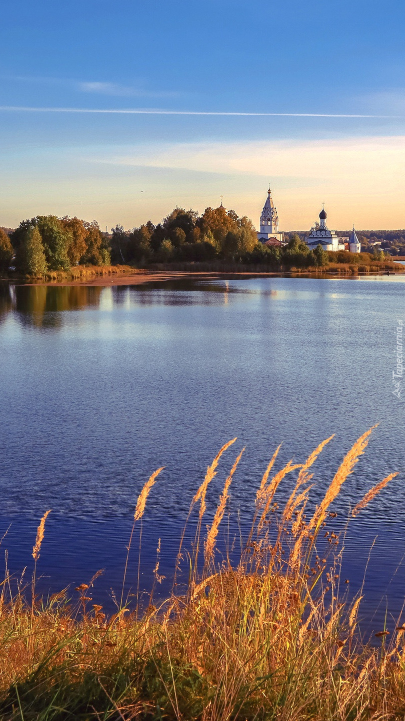 Klasztor Świętej Trójcy nad jeziorem Toskanka