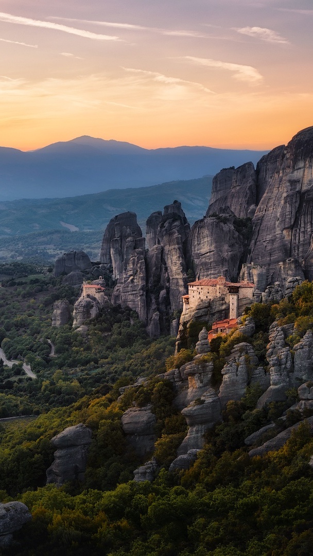Klasztor Warłama i masyw skalny Meteory w Grecji