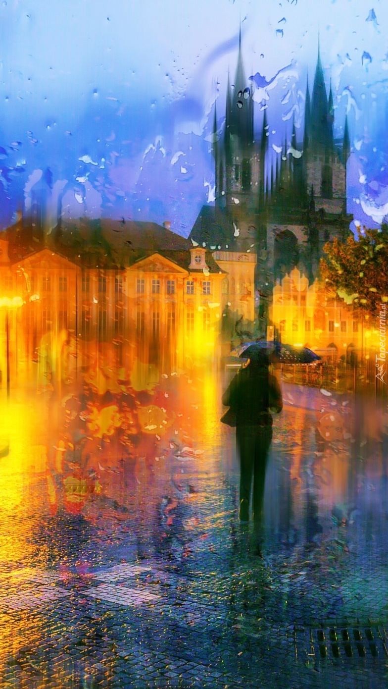 Kobieta idąca w deszczu w stronę miasta