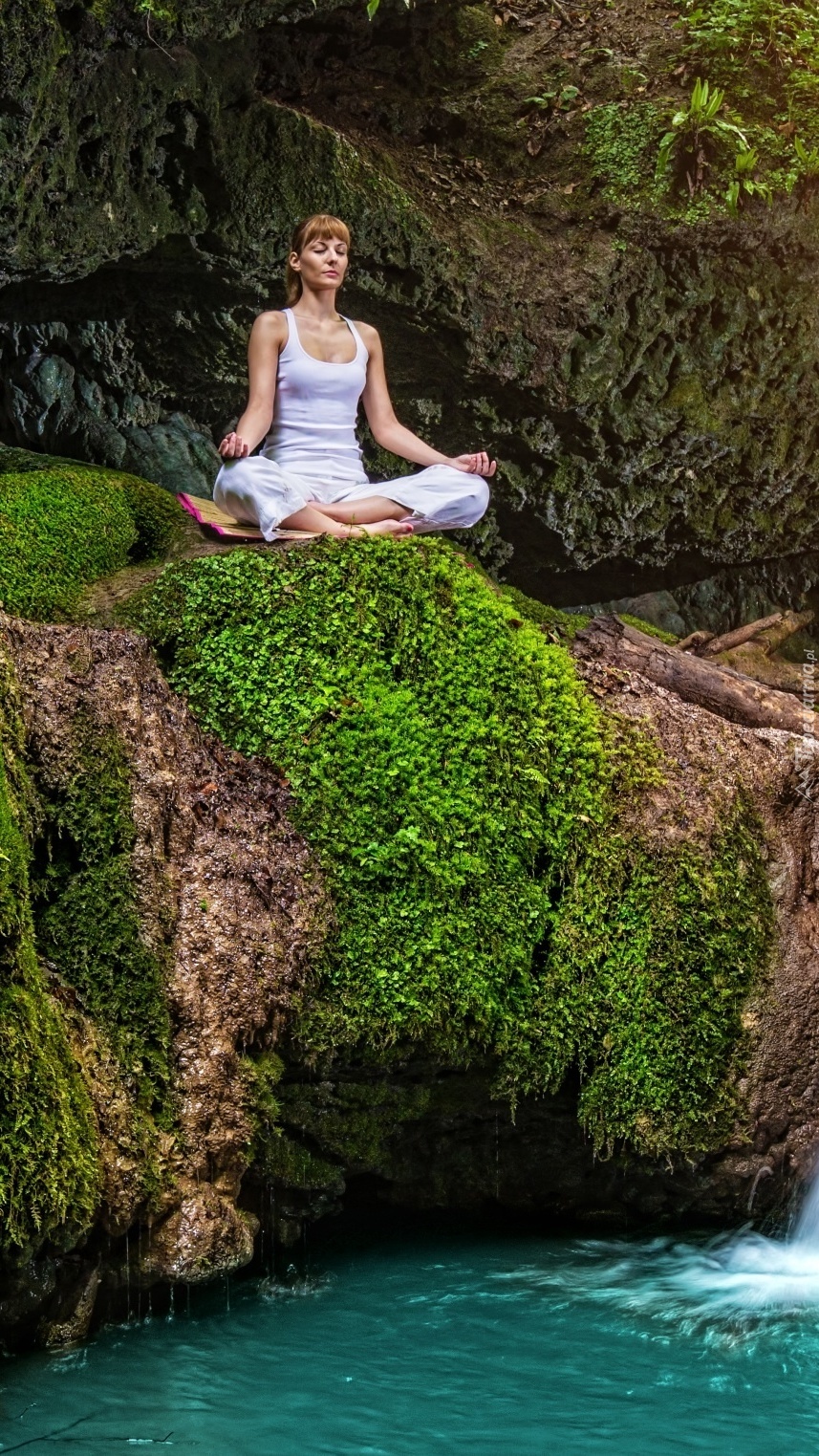 Kobieta medytuje na skałach