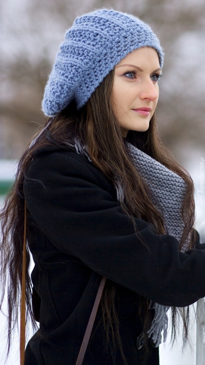 Kobieta modnie ubrana na zimę