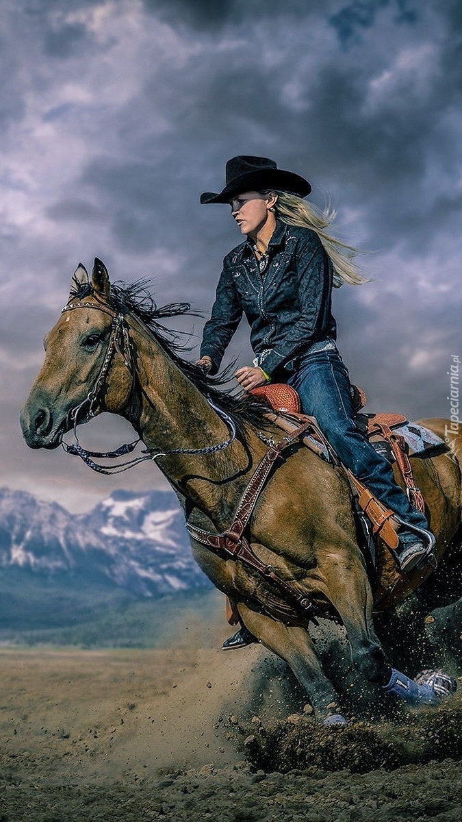 Kobieta na koniu w górach