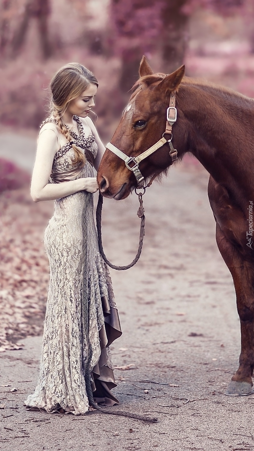 Kobieta na ścieżce z koniem