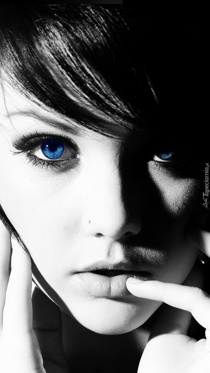 Kobieta o błękitnych oczach