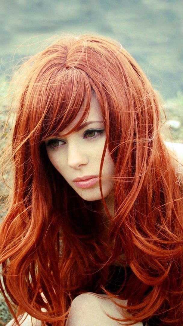 Kobieta o rudych włosach