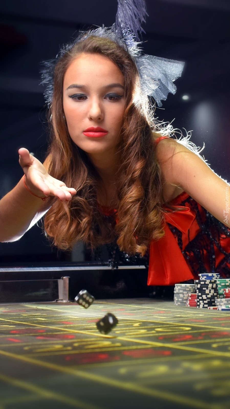 Kobieta rzuca kośćmi w kasynie