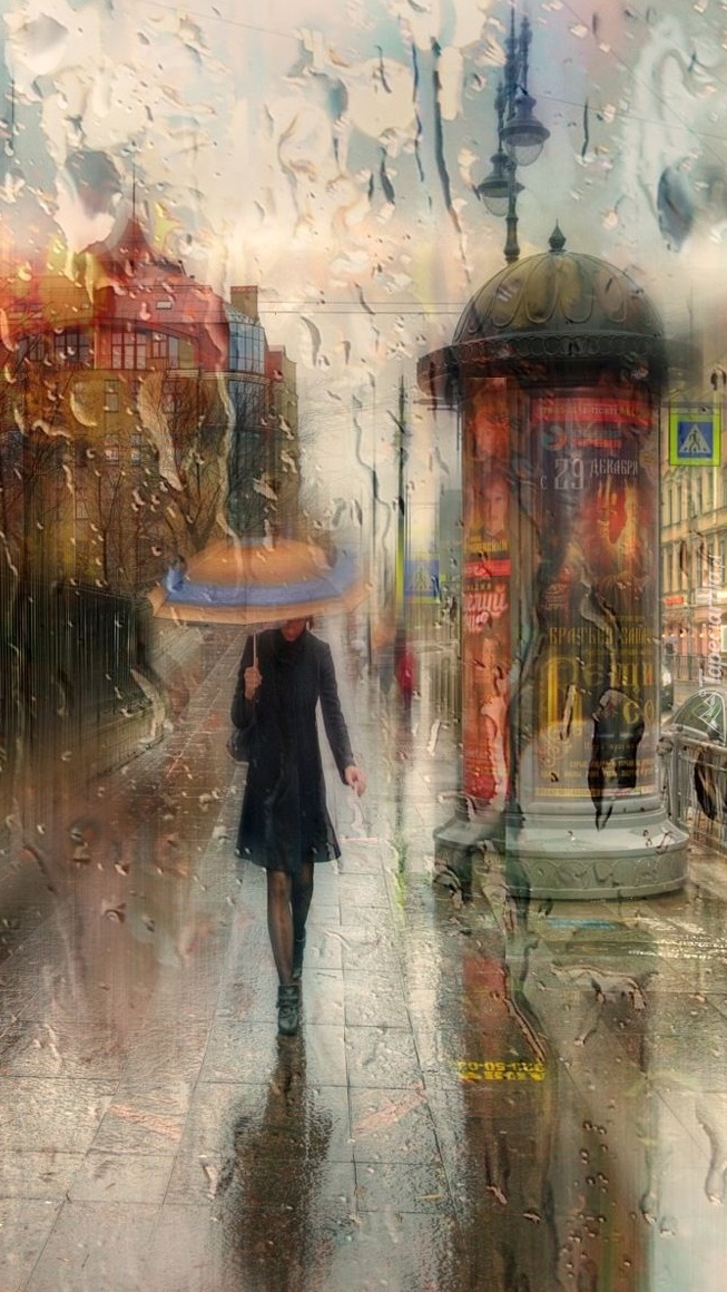 Kobieta spacerująca w deszczu