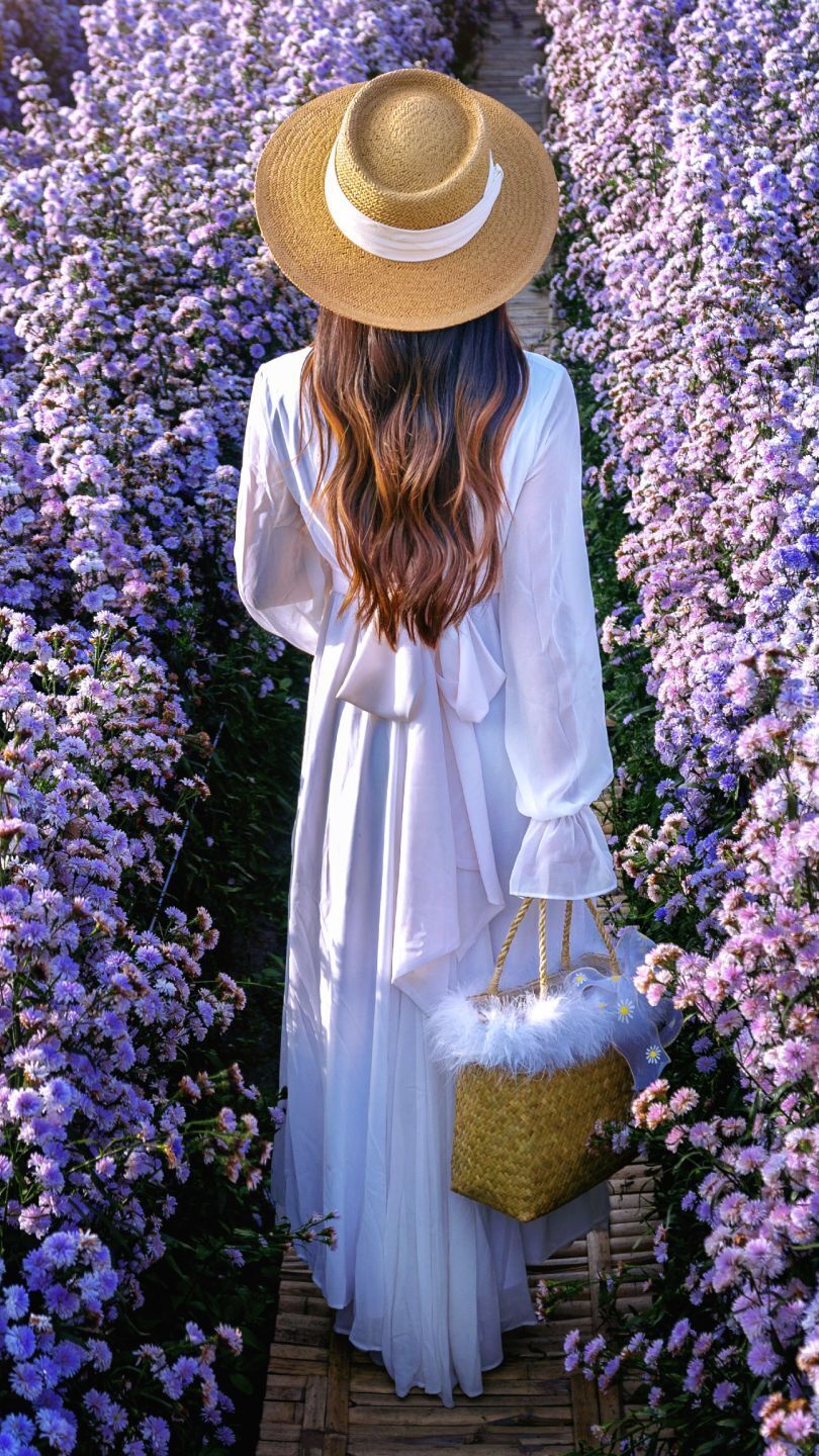 Kobieta w białej sukni wśród kwiatów