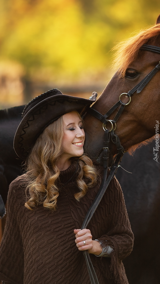 Kobieta w kapeluszu z koniem