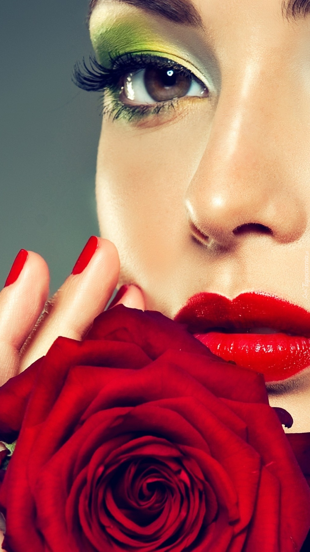 Kobieta w makijażu z czerwoną różą