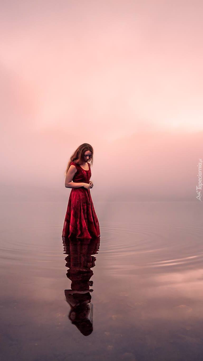 Kobieta w mglistym jeziorze