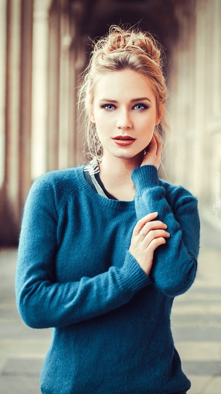 Kobieta w niebieskim sweterku