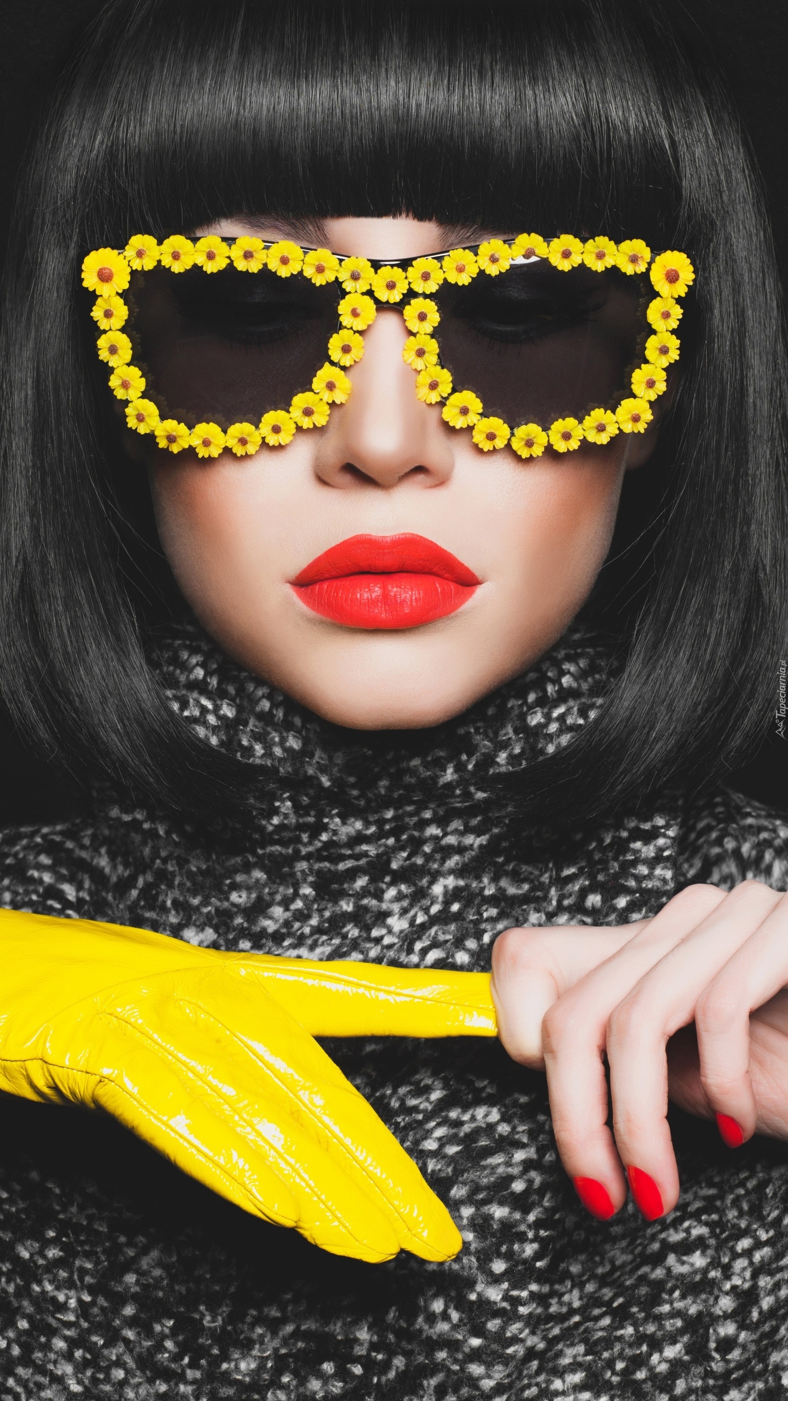 Kobieta w okularach z żółtymi oprawkami