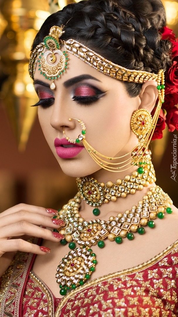 Kobieta w orientalnej biżuterii