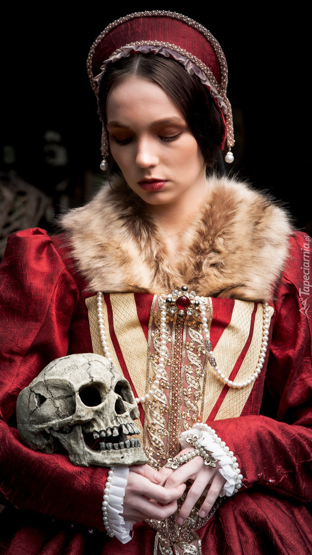 Kobieta w stylowej sukni z czaszką