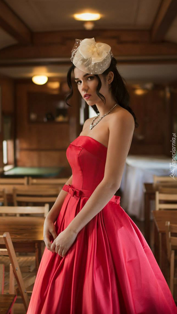 Kobieta w toczku i czerwonej sukni