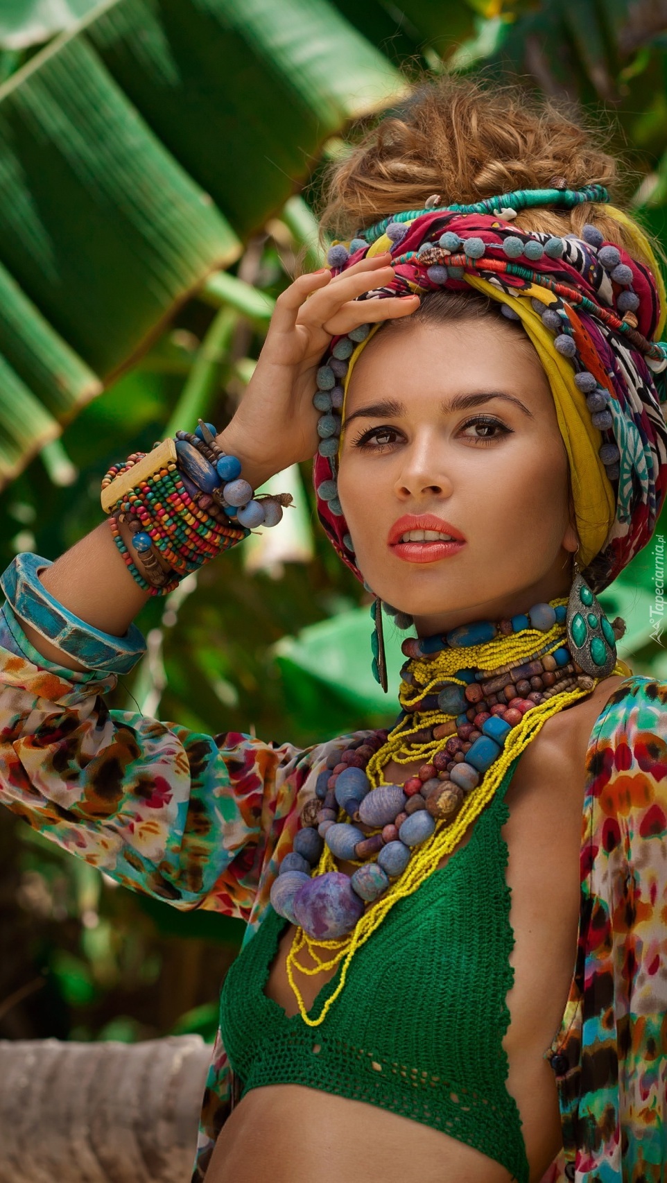 Kobieta w turbanie i kolorowej biżuterii
