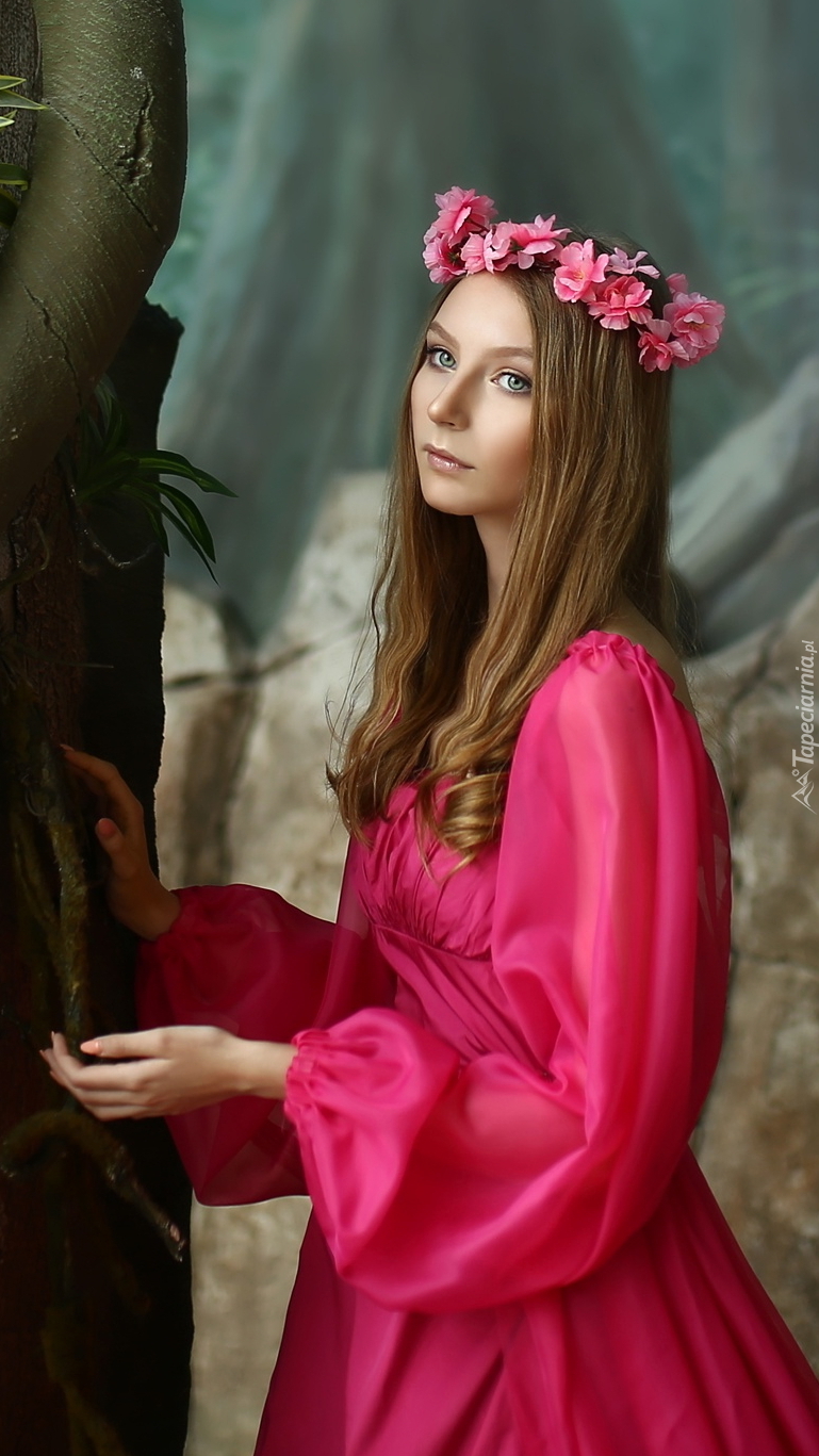 Kobieta w wianku i różowej sukience