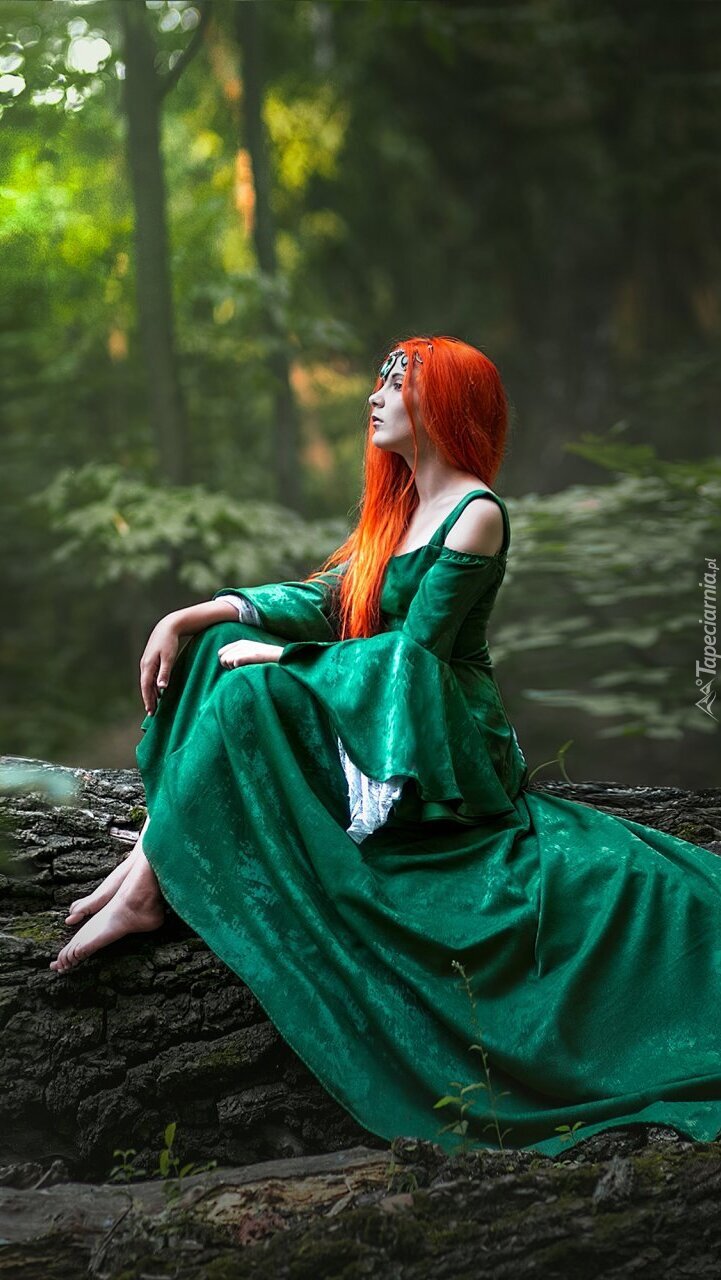 Kobieta w zielonej sukience