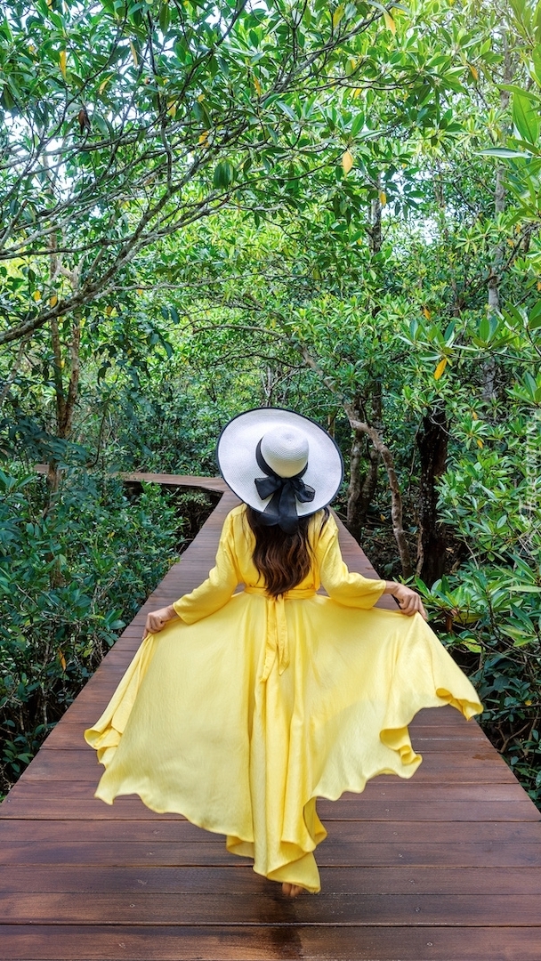 Kobieta w żółtej sukience i kapeluszu