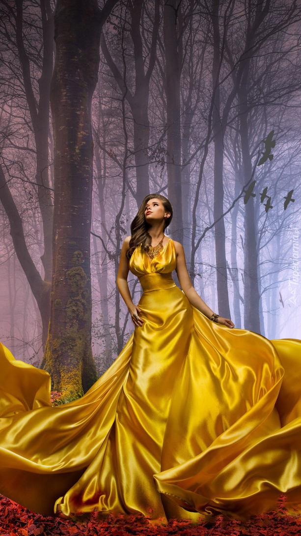 Kobieta w żółtej sukni w lesie