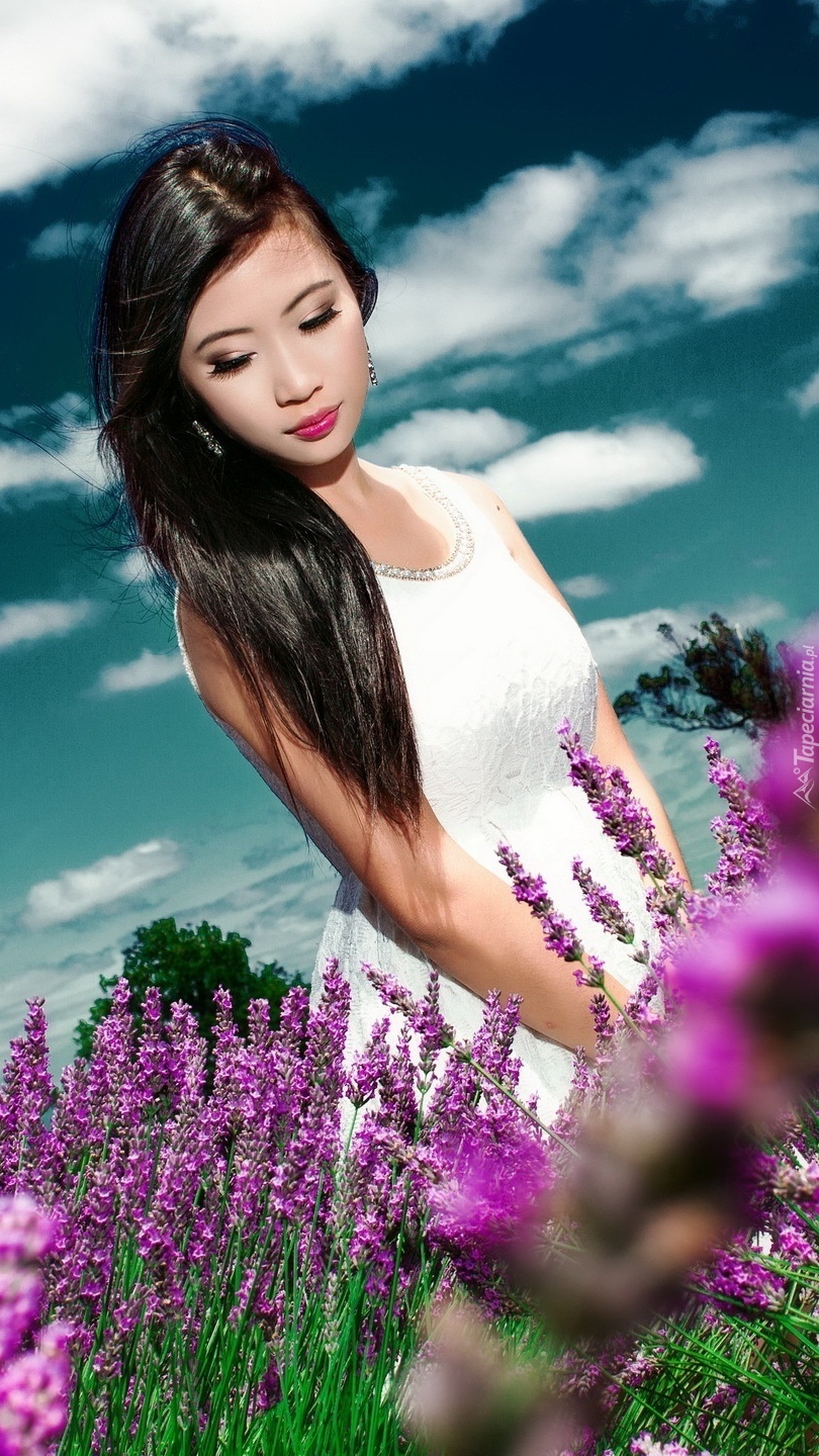 Kobieta wśród lawendowych kwiatów