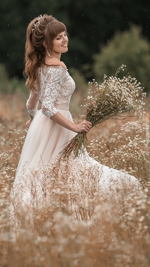 Kobieta z bukietem białych kwiatów