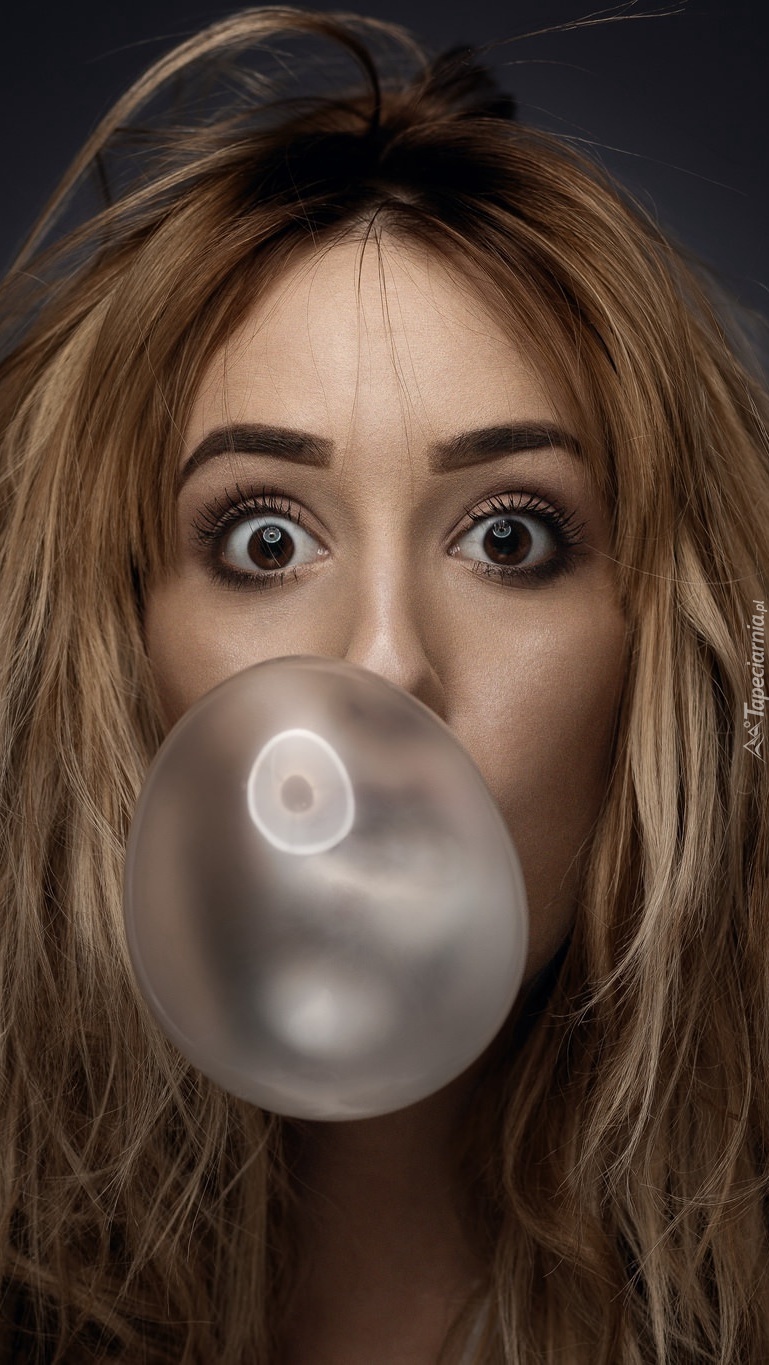 Kobieta z gumą balonową