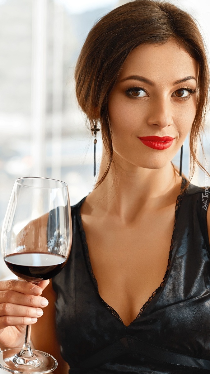 Kobieta z kieliszkiem czerwonego wina