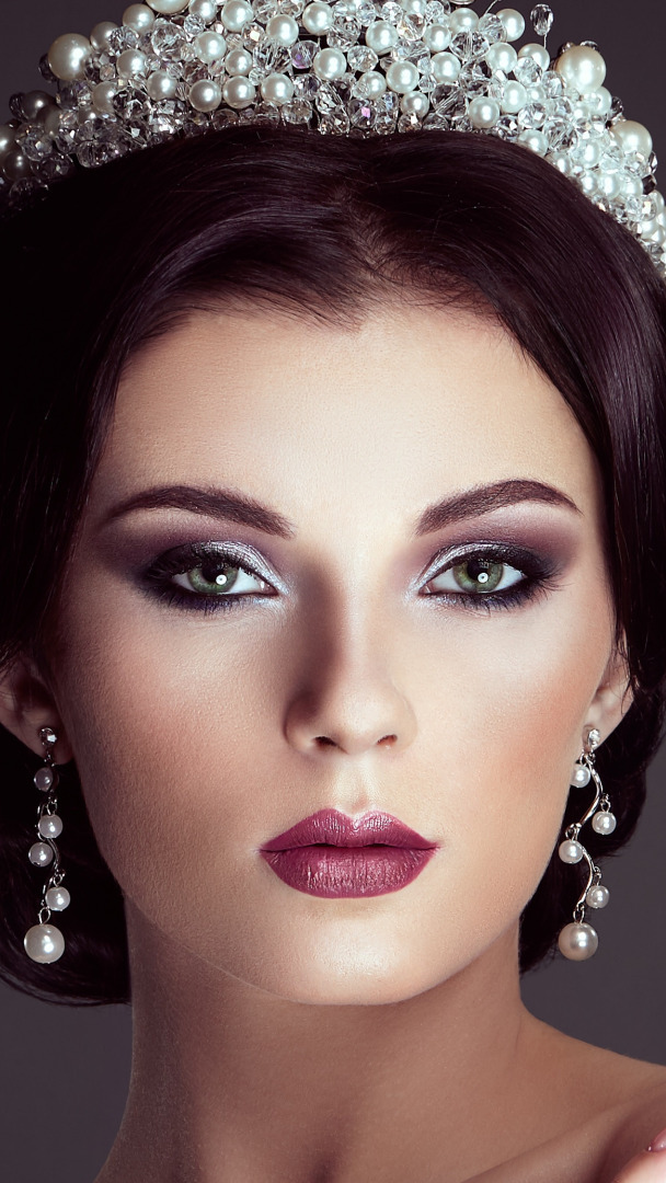 Kobieta z kolczykami i ozdobą z pereł na głowie