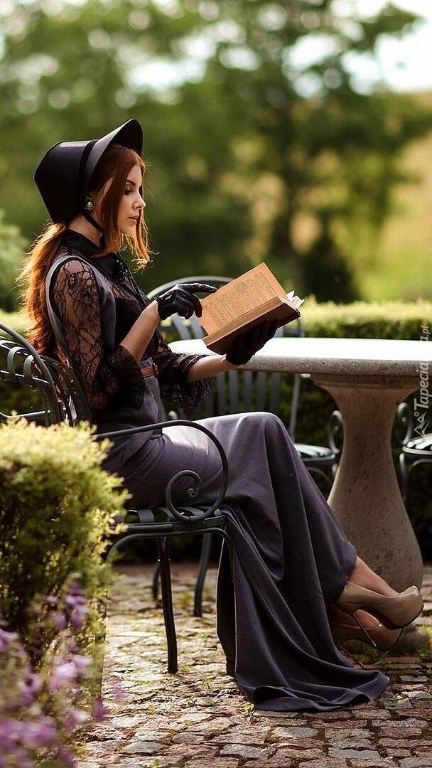 Kobieta z książką przy stoliku