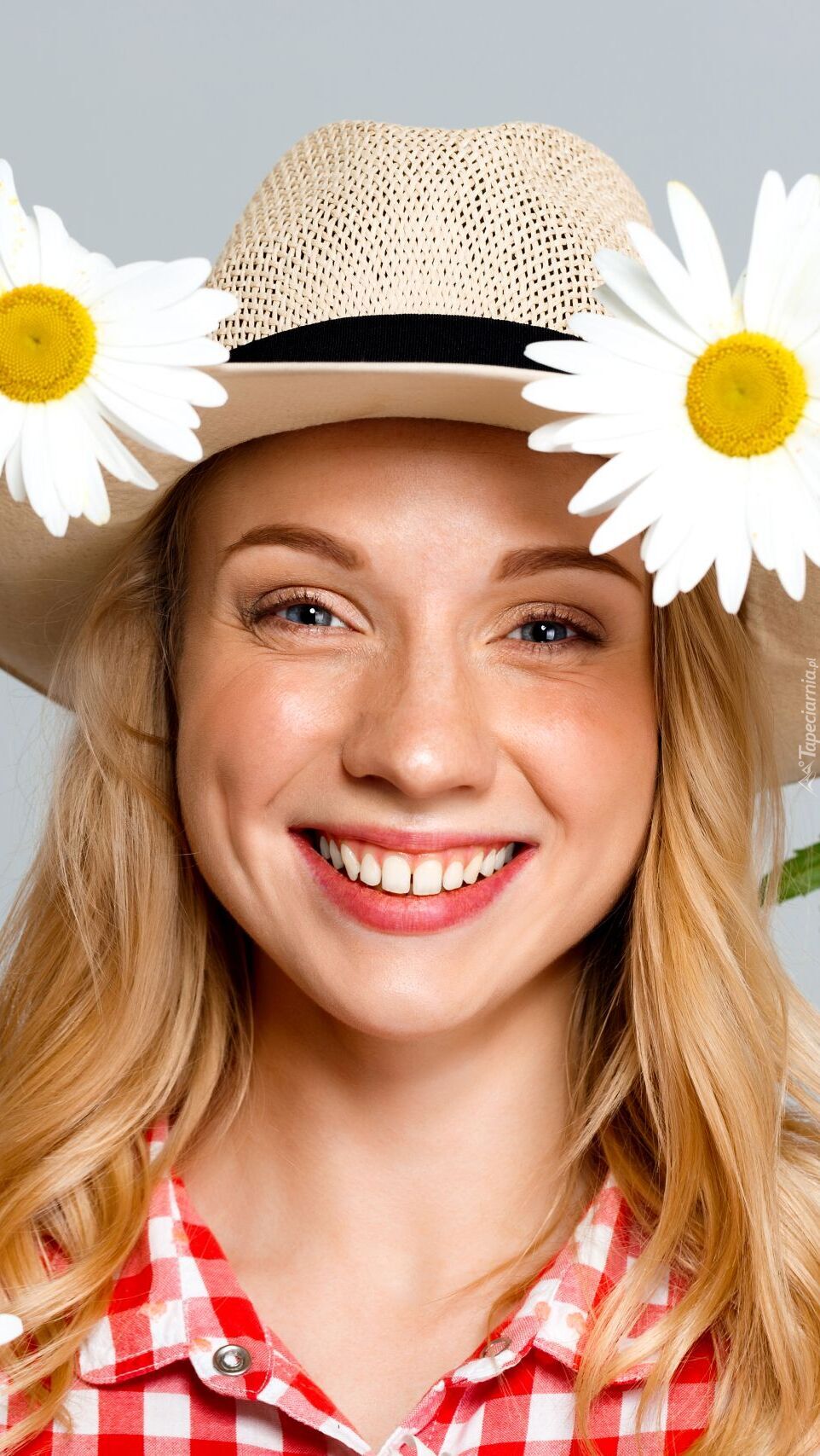 Kobieta z kwiatami w kapeluszu