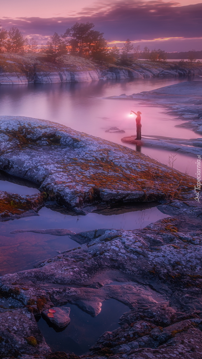 Kobieta z latarnią nad jeziorem Ładoga