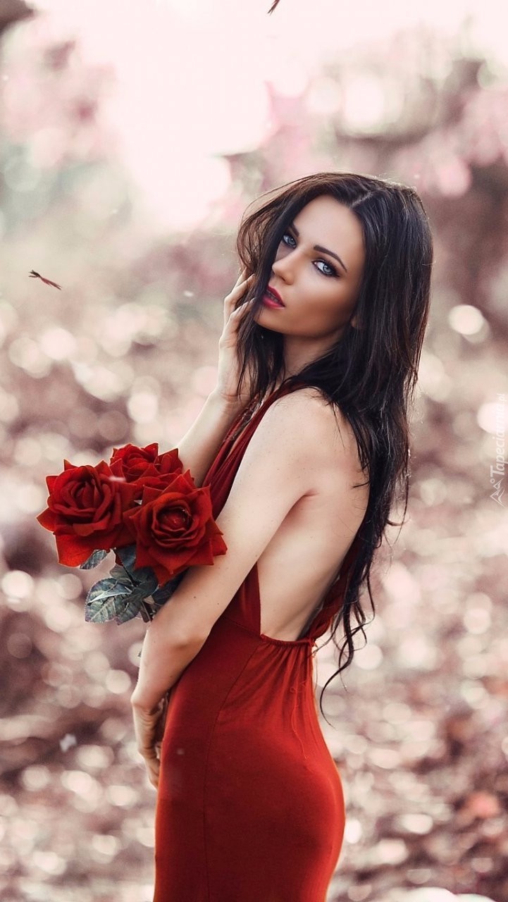 Kobieta z naręczem czerwonych róż