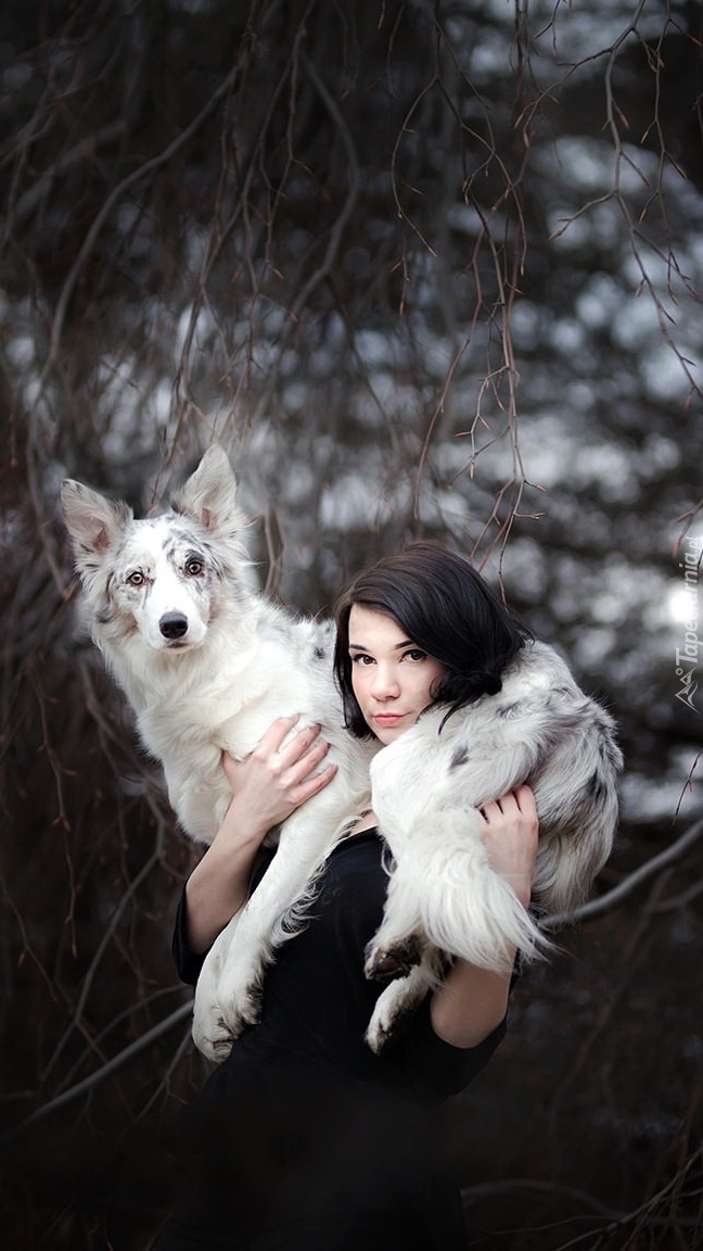 Kobieta z psem na ramionach