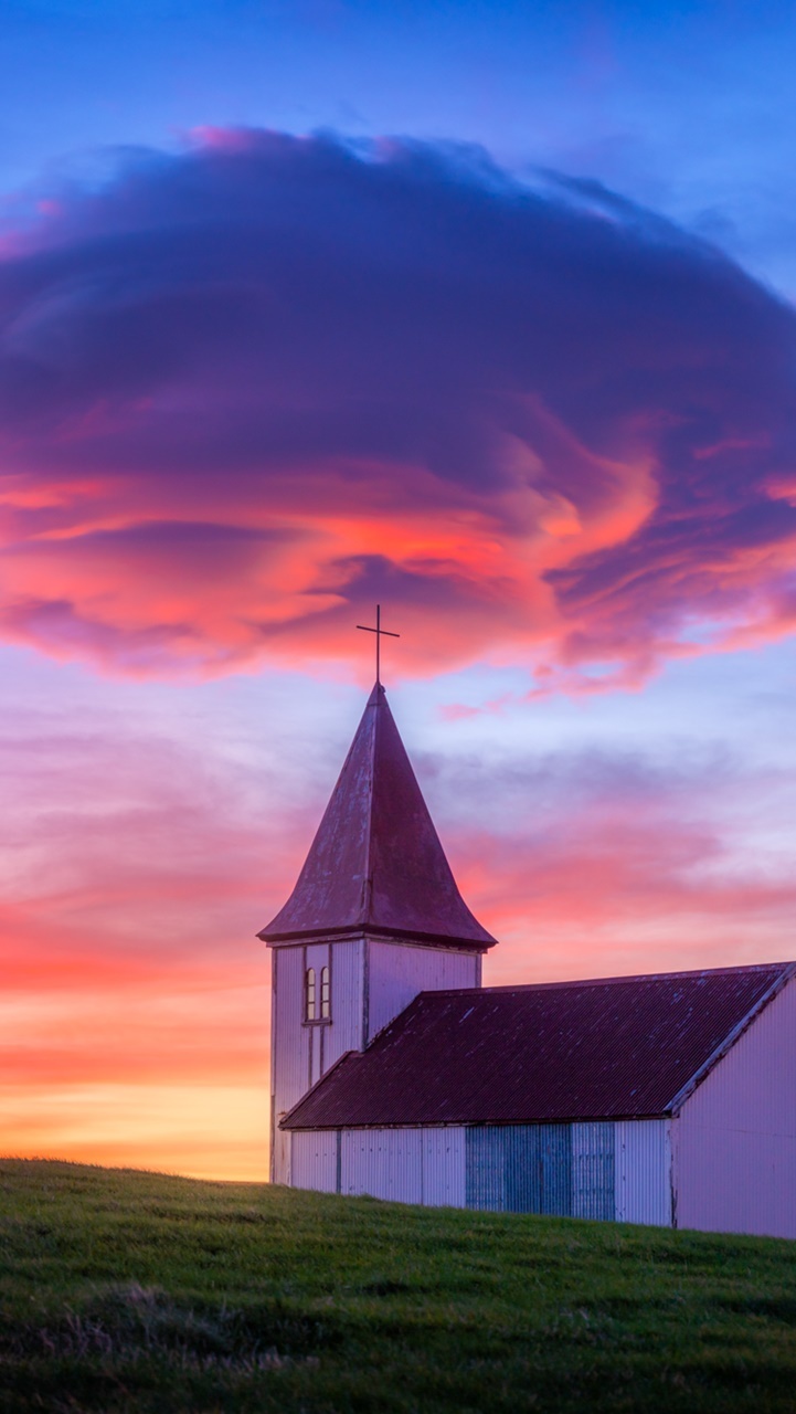 Kolorowa chmura nad kościołem