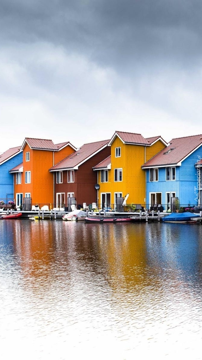 Kolorowe domki nad jeziorem