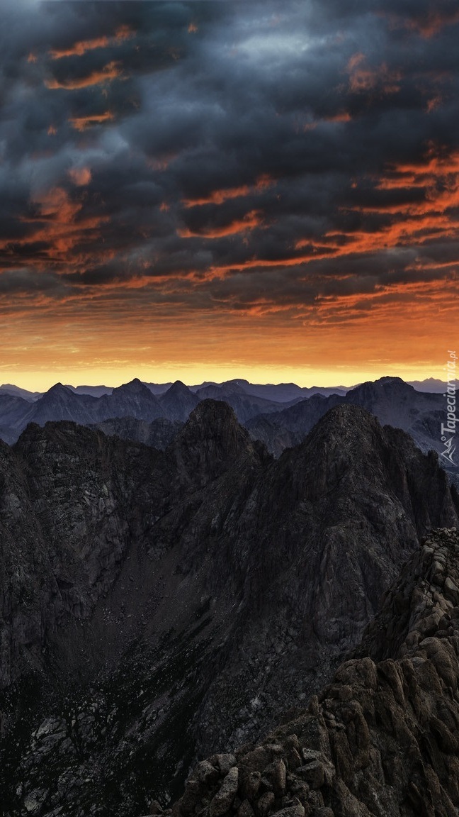 Kolorowe niebo nad górą Jagged Mountain