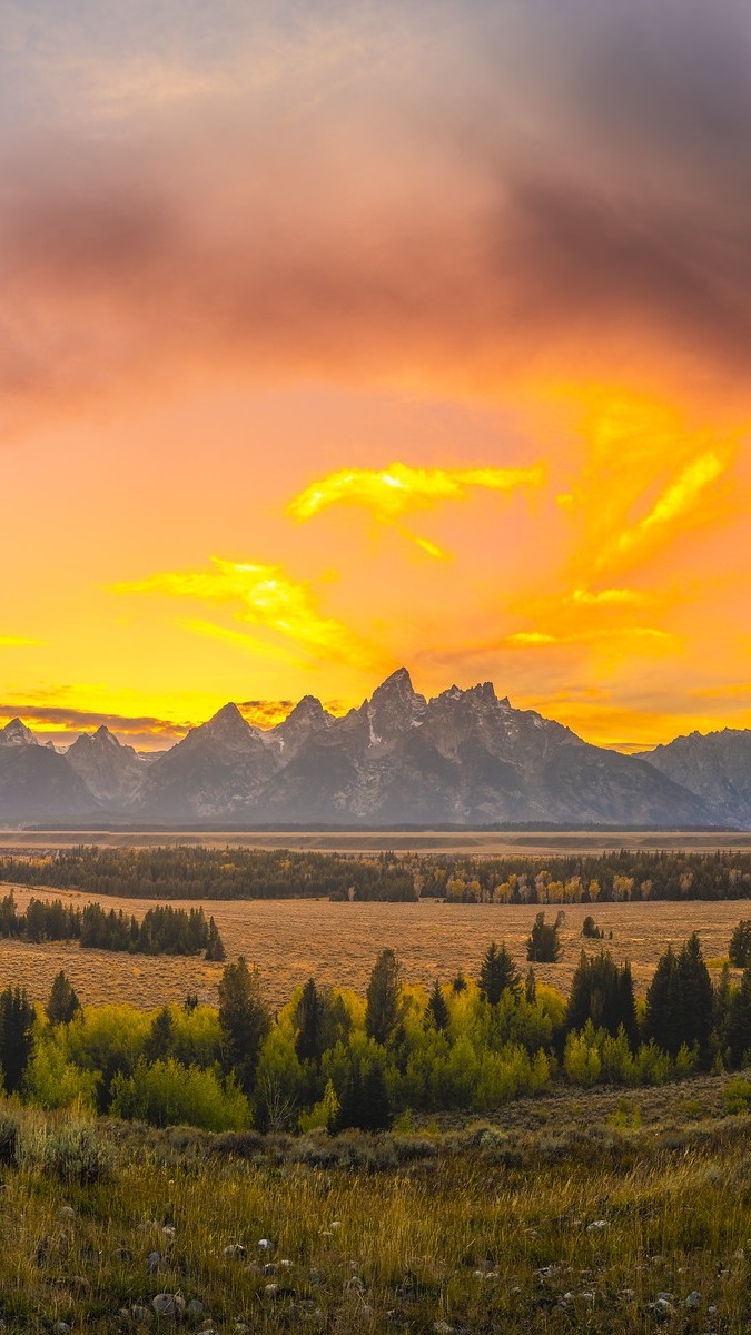 Kolorowe niebo nad górami Grand Teton