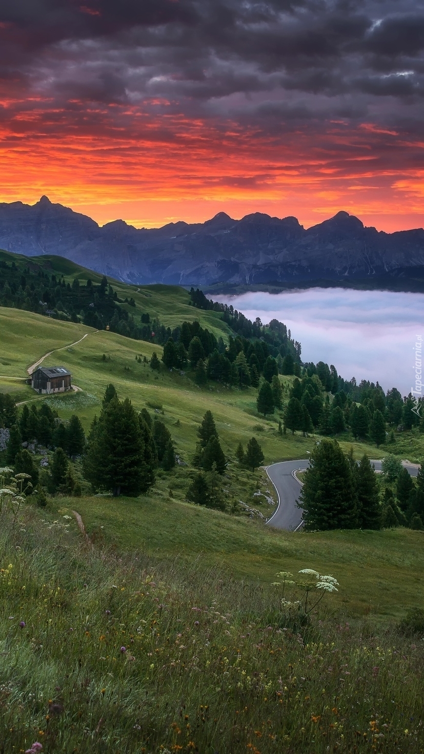 Kolorowe niebo nad górami i wzgórzami