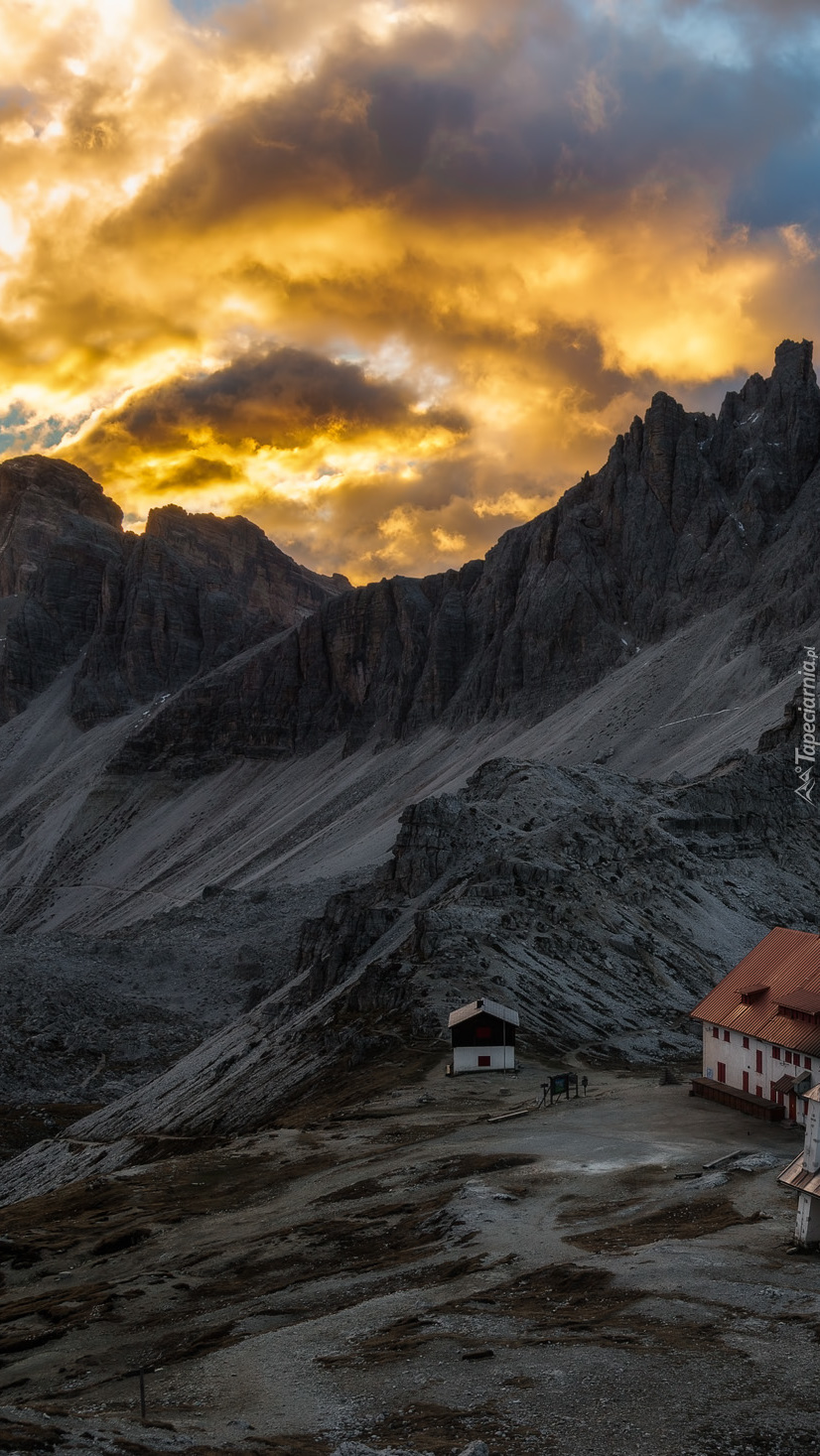 Kolorowe niebo nad górami