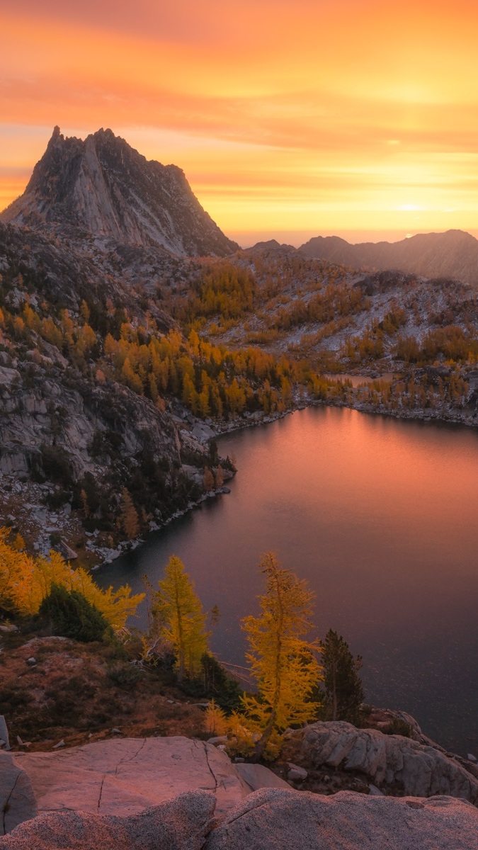 Kolorowe niebo nad górskim jeziorem Heart Lake