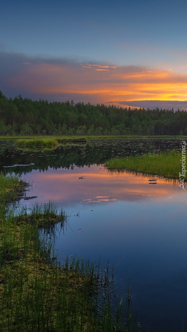 Kolorowe niebo nad jeziorem