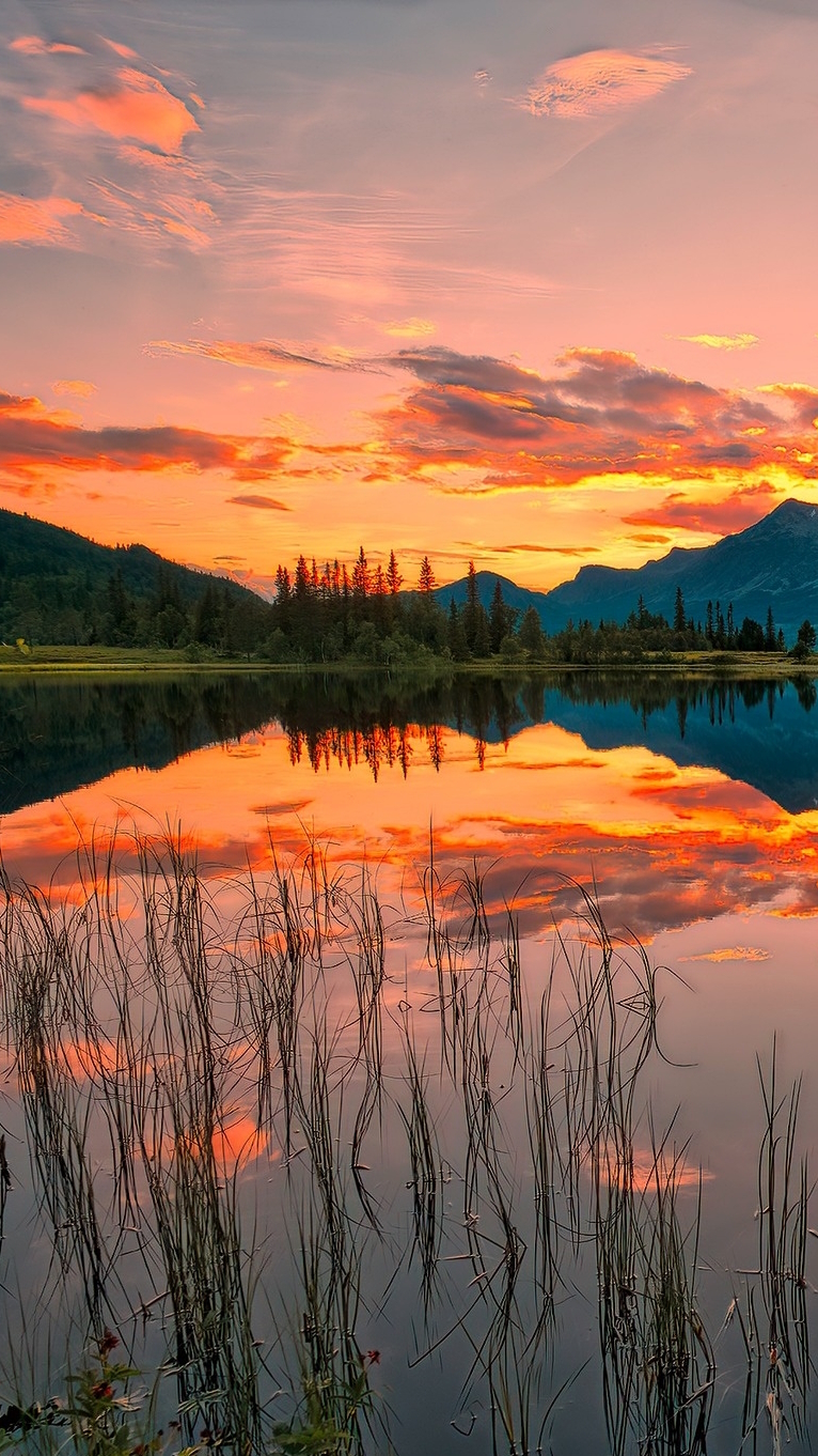 Kolorowe niebo nad jeziorem