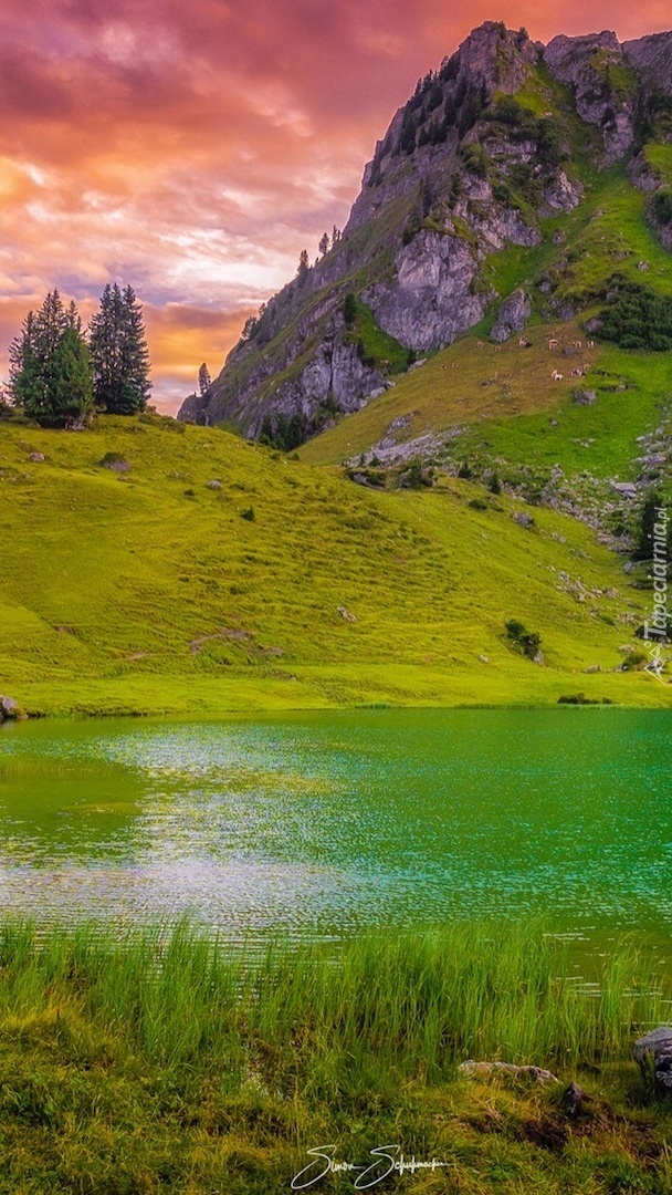 Kolorowe niebo nad jeziorem Bergsee