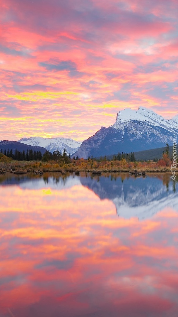 Kolorowe niebo nad jeziorem Vermilion Lakes i górą Mount Rundle