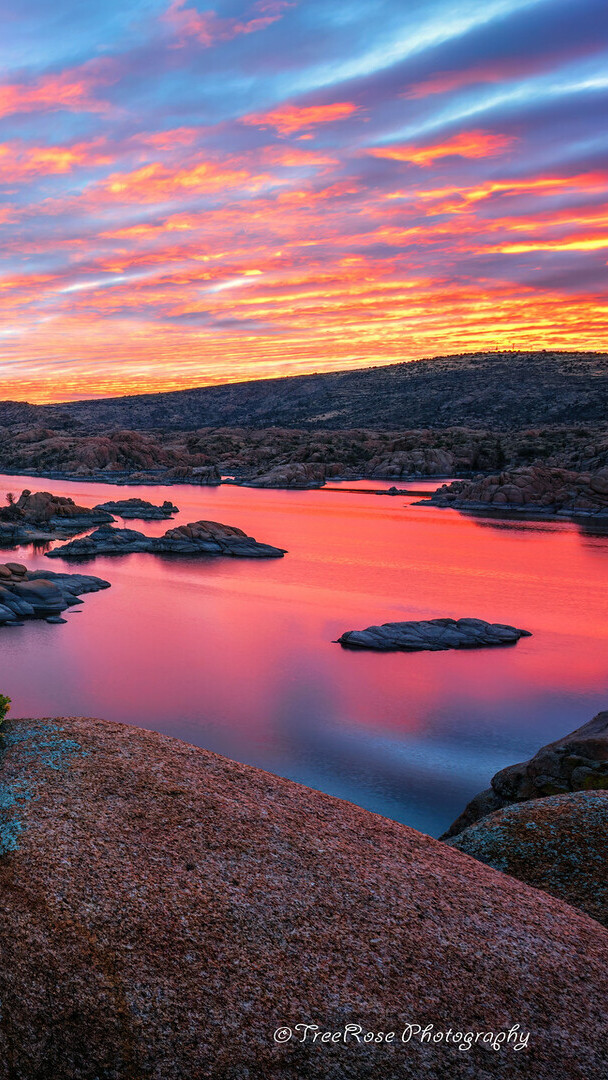 Kolorowe niebo nad jeziorem Watson Lake