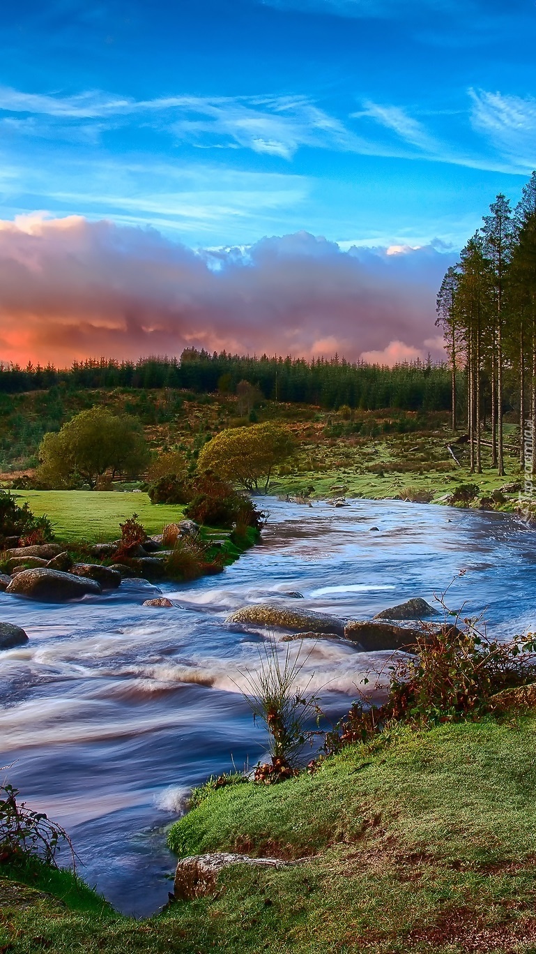 Kolorowe niebo nad rzeką w Anglii