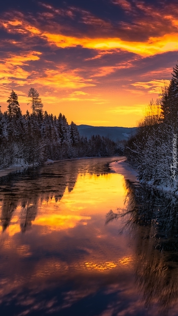 Kolorowe niebo nad rzeką